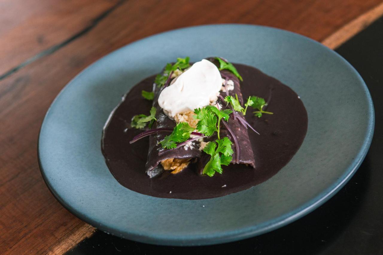 Hotel Makaaba Eco-Boutique Bacalar Eksteriør billede A plate of mole negro